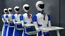 Robot pelayan berbaris saat pembukaan restoran di Bangalore, India, Sabtu (17/8/2019). Restoran tersebut menjadi yang pertama di Bangalore yang memperkerjakan robot. (Manjunath Kiran/AFP)