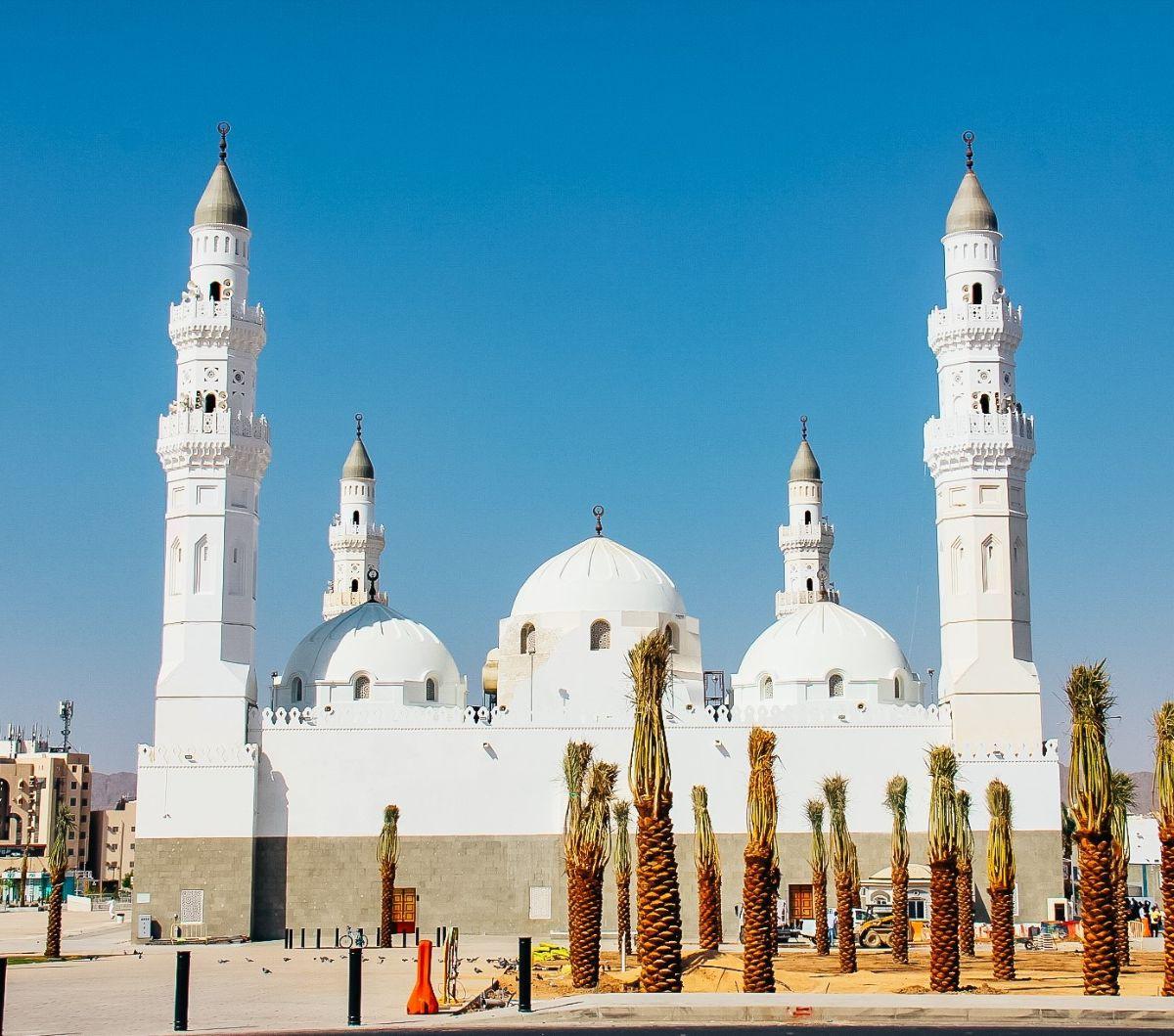 Masjid Quba merupakan salah satu masjid paling bersejarah bagi perkembangan Islam. Terletak di Kota Madinah, Arab Saudi, masjid ini menjadi masjid pertama yang dibangun oleh Rasulullah SAW setelah hijrah dari Mekkah, yakni pada 1 Hijriah atau 622 Masehi. 