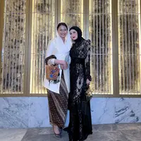 Dalam acara resepsi pernikahan putri Zulkifli Hasan dan Zumi Zola, Mulan Jameela mencuri perhatian dengan penampilannya yang elegan dan berkelas. [@mulanjameela1].