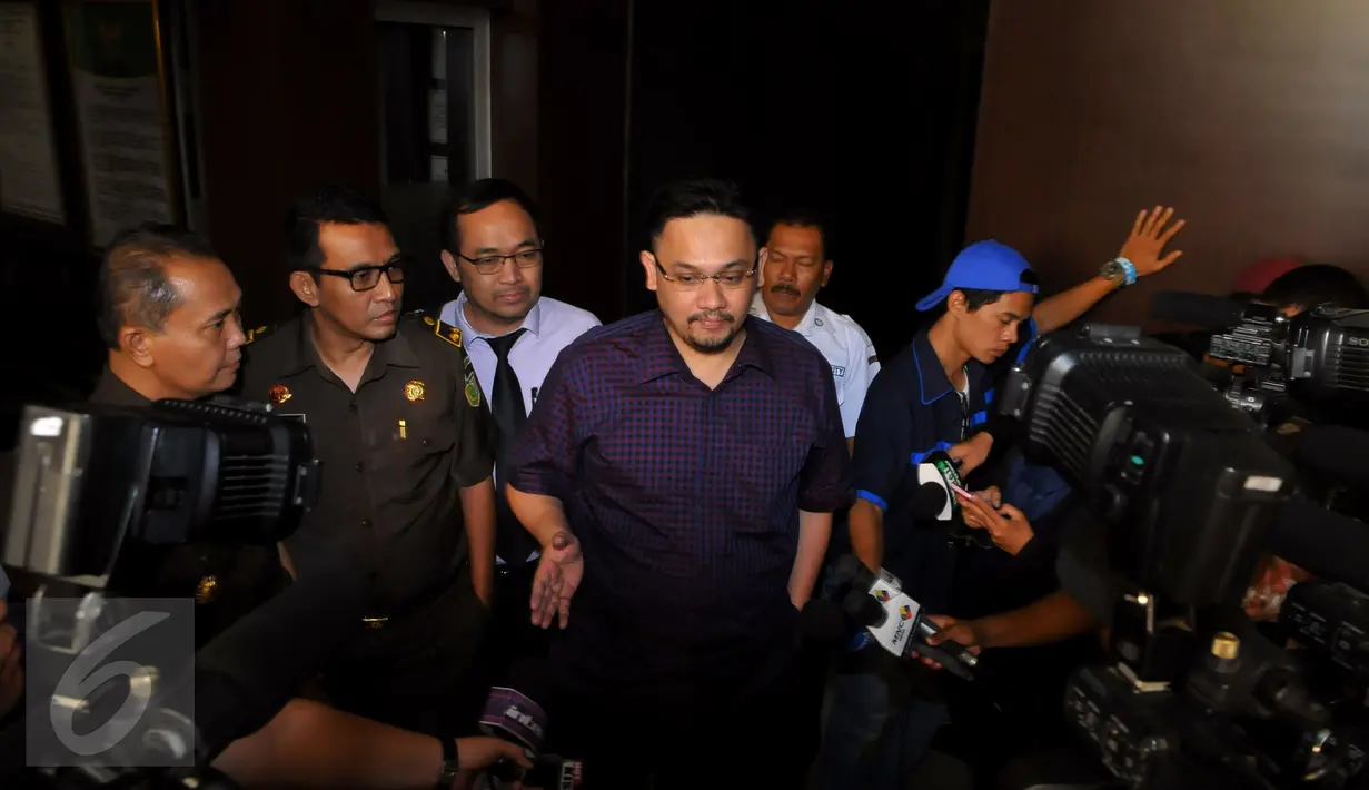 Farhat Abbas saat berada di Kejaksaan Negeri Jakarta Selatan, Kamis, (1/10/2015). Kejari Jakarta Selatan resmi menetapkan Farhat Abbas sebagai tahanan kota selama 20 hari ke depan. (Liputan6.com/Faisal R Syam)