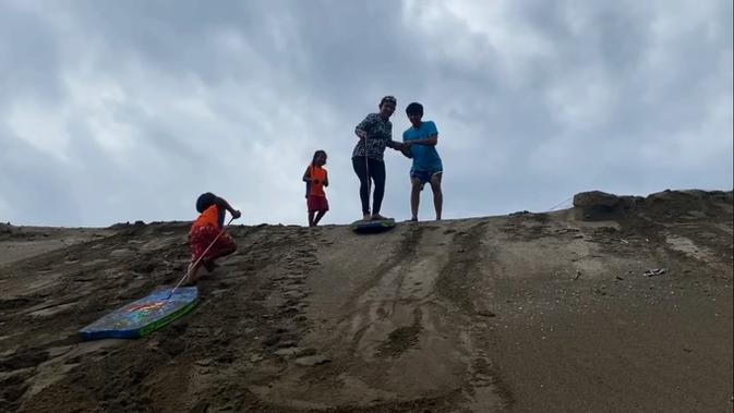 Susi Pudjiastuti bermain seluncur pasir dengan cucu-cucunya. (Tangkapan Layar Instagram @susipudjiastuti115)