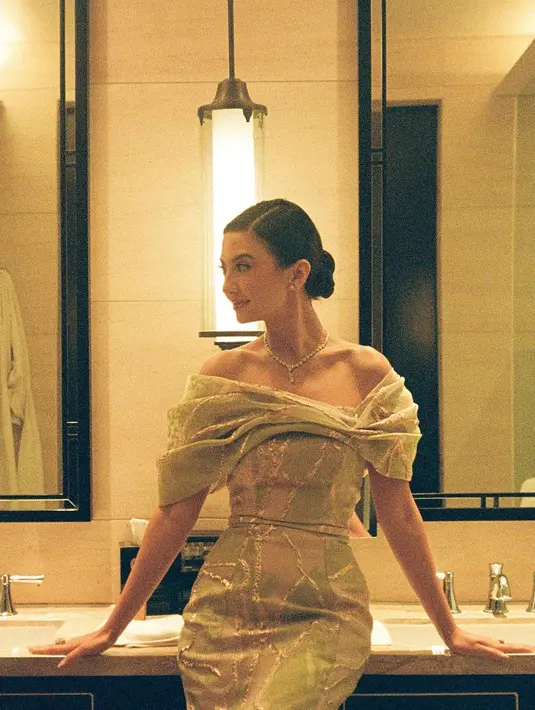 Terbaru, ia tampil dengan gaun tanpa tali hijau emas yang hadirkan pesona elegan yang mahal. [@ralineshah]