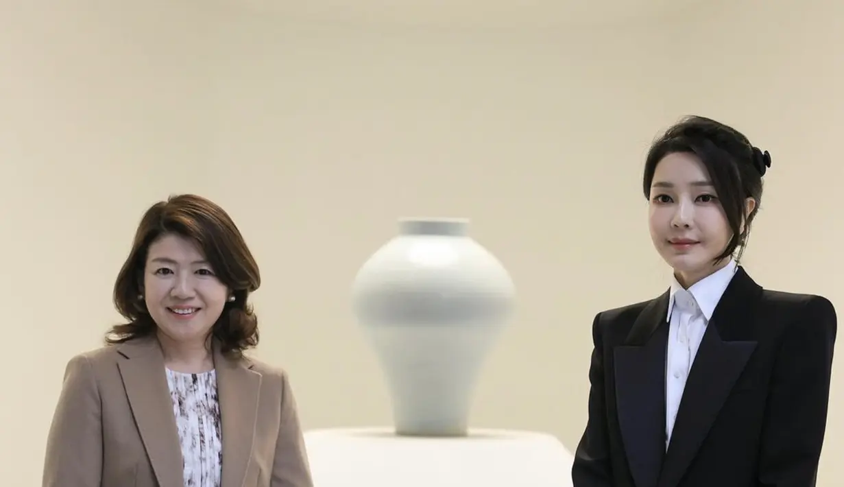 Back to classic, ia juga tampil penuh pernyataan dengan blazer hitam. [Foto: Instagram/ keonhee_stagram]