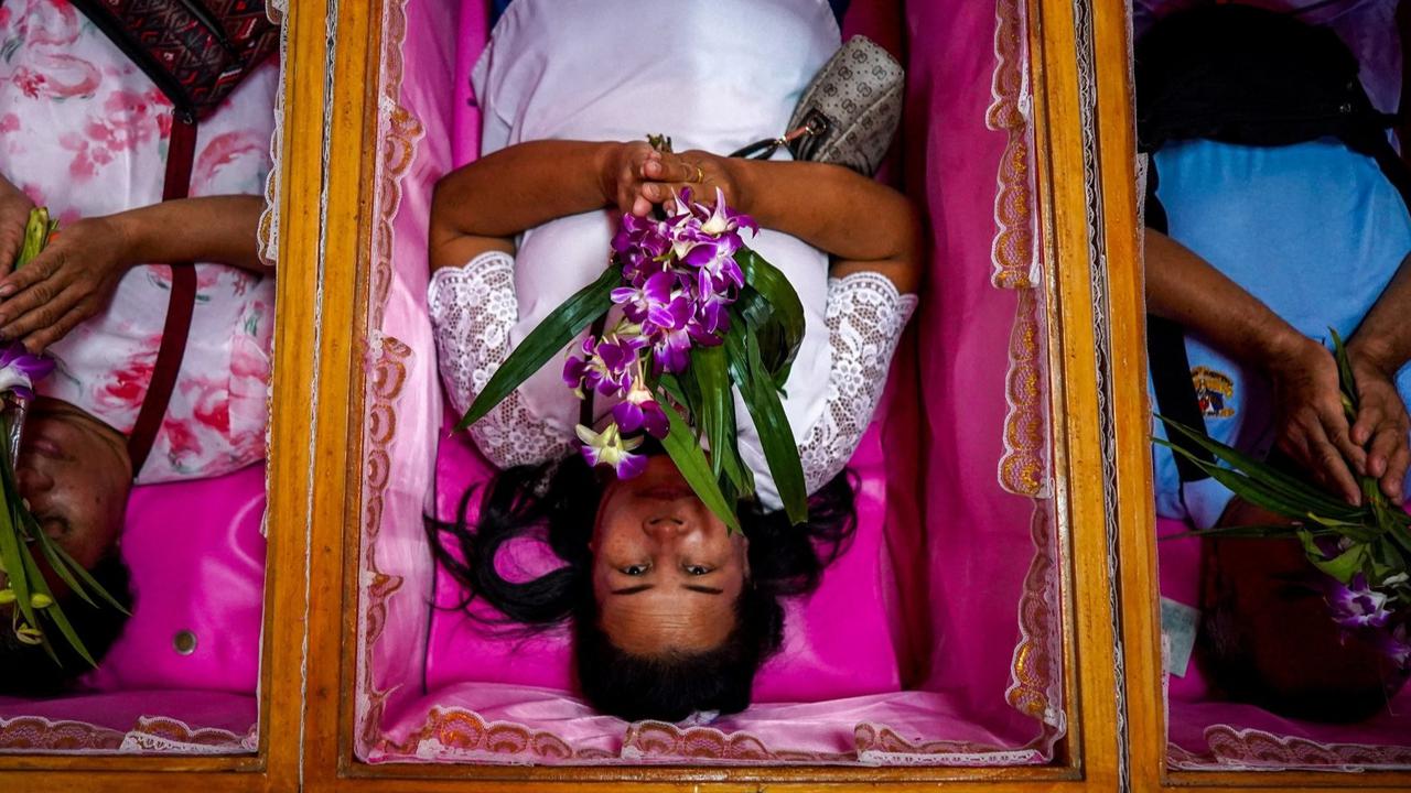 FOTO: Ritual Unik Warga Thailand Sambut Tahun Baru, Berdoa di Peti Mati untuk Singkirkan Nasib Buruk dan Ingat Kematian