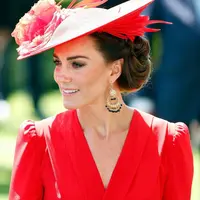 Dia memasangkannya dengan topi bunga  dari Philip Treacy warna merah yang senada dengan gaunnya. [Foto: IG/coutureroyal].