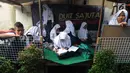 Siswa kelas 8 SMP 1 Cijeruk Terbuka belajar di halaman rumah warga di Kampung Cijeruk RT 002/005, Desa Palasari, Kabupaten Bogor, Jawa Barat, Senin (2/9/2019). Mereka tidak memiliki bangunan sekolah sejak tahun 2011. (merdeka.com/Arie Basuki)