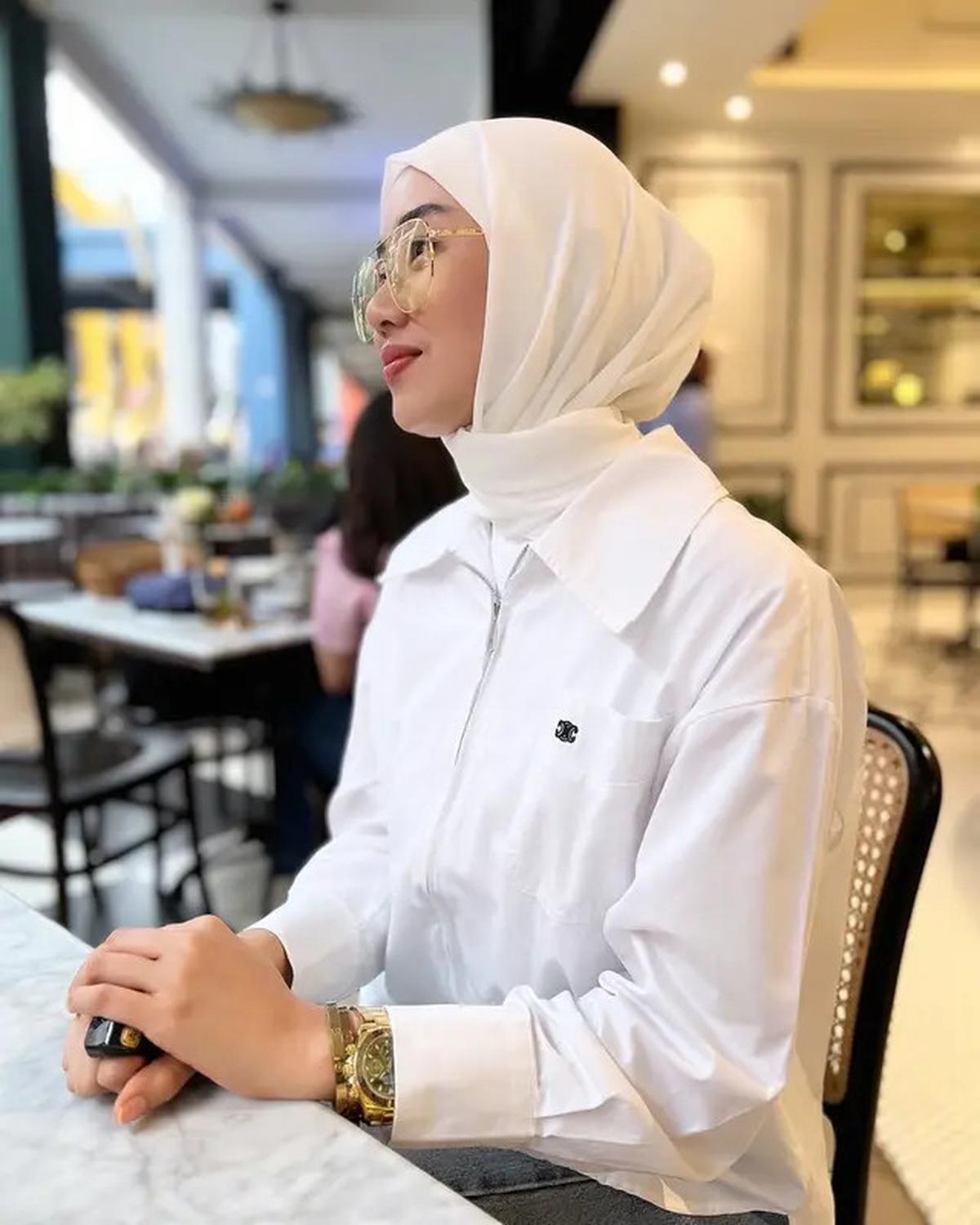 6 Potret Selfi Nafilah Mantan Istri Iwa K MantapBerhijab, Ungkap Proses Hijrah