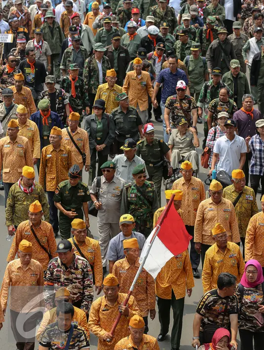 Ratusan massa dari keluarga Pejuang beserta Penghuni Rumah Negara menggelar aksi longmarch menuju Istana Merdeka, Jakarta, Senin (9/11/2015). Mereka menolak RPP tentang rumah negara PP NO 40 tahun 94 & PP No. 31 Tahun 2005. (Liputan6.com/Faizal Fanani)