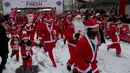 Orang-orang berpakaian seperti Sinterklas mengambil bagian dalam Santa Claus Run di Pristina, Kosovo, Minggu (16/12). Ratusan pelari berpartisipasi dalam lomba lari amal untuk menggalang dana bagi keluarga yang membutuhkan di Kosovo. (AP/Visar Kryeziu)