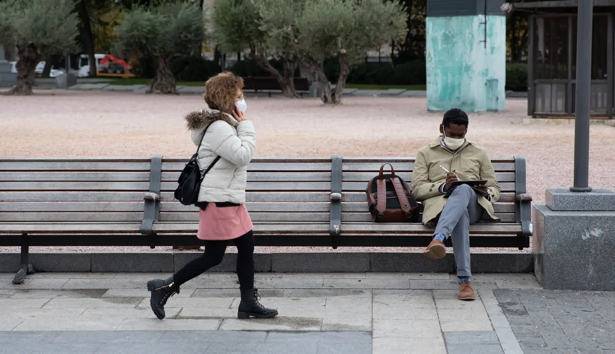 Orang-orang yang mengenakan masker terlihat di Columbus Plaza, Madrid, Spanyol, 21 Oktober 2020. Hingga 21 Oktober 2020, jumlah kasus COVID-19 di Spanyol sejak awal pandemi telah mencapai angka 1.005.295. (Xinhua/Meng Dingbo)