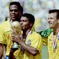 Romario (tengah) mengantarkan Timnas Brasil juara Piala Dunia 1994 di Amerika Serikat. (DANIEL GARCIA / AFP)