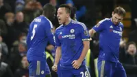 Kapten Chelsea, John Terry, berteriak usai berhasil mencetak gol penyeimbang ke gawang Everton pada saat injury time. Sebelumnya bek asal Inggris ini melakukan gol bunuh diri yang membuat Everton unggul 1-0. (Reuters/Stefan Wermuth)