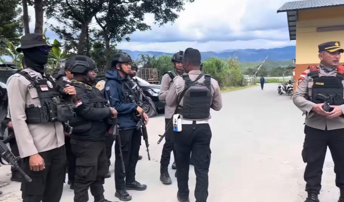 Dalam menjalankan tugasnya, mereka nampak mengenakan seragam bersenjata lengkap. <br>