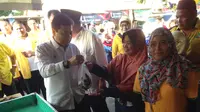 Ketua Umum Golkar Setya Novanto membeli ikan di pasar tradisional Pangkal Pinang (Taufiqurrahman/Liputan6.com)