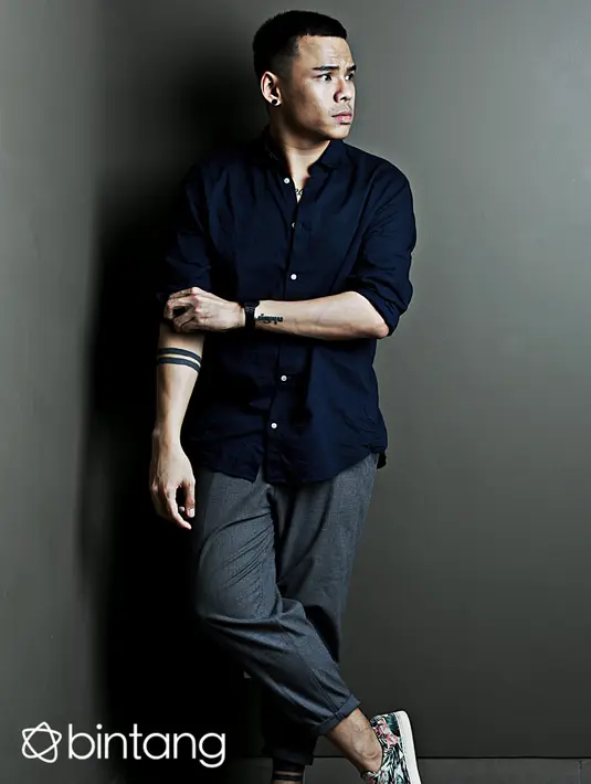 Teza Sumendra juga merasa jika mungkin musiknya terdengar lebih seksi dengan bahasa Inggris yang biasa saja dan seadanya dibandingkan memakai bahasa Indonesia.  (Galih W. Satria/Bintang.com)