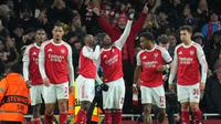 Pemain Arsenal merayakan gol yang dicetak oleh Noni Madueke dalam laga Liga Champions 2025/2026 melawan Bayern Munchen di Emirates Stadium, London, Rabu (26/11/2025) waktu setempat. (AP Photo/Kin Cheung)