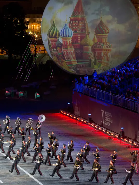 Grup musik sekolah musik militer Rusia unjuk gigi di festival musik militer di Lapangan Merah, Moskow, Rusia (3/9). Peserta festival musik ini adalah para pengawal negara dan band musik militer Rusia maupun dari negara-negara lainnya. (Ivan Sekretarev/AP)