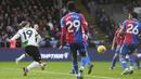 Pemain Liverpool, Harvey Elliott, mencetak gol ke gawang Crystal Palace pada laga pekan ke-16 Premier League di Selhurst Park, Sabtu (9/12/2023). (AP Photo/Kin Cheung)