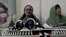 Pengunjung mencoba kacamata baca saat digelarnya pameran alat kesehatan dan perbekalan kesehatan rumah tangga di Jakarta Convention Center (JCC), Jakarta, Jumat (16/10). Acara akan berlangsung hingga 17 Oktober 2015.(Liputan6.com/Johan Tallo)