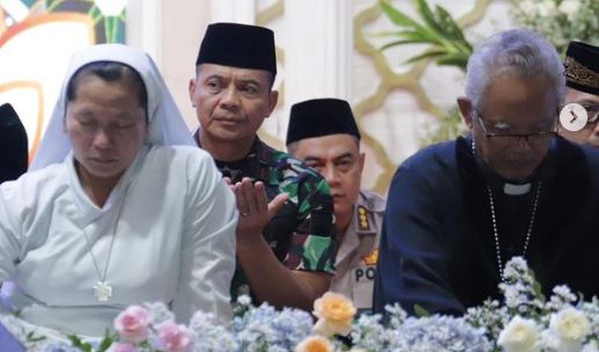 "Jateng Bersholawat bersama Habib Syech 1mei 2024,” tulis keterangan unggahan.
