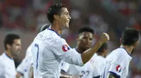 CETAK GOL - Cristiano Ronaldo membawa Portugal menyamakan kedudukan melawan Armenia melalui titik putih. (REUTERS/David Mdzinarishvili)