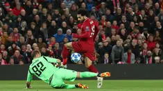 Striker Liverpool, Mohamed Salah berusaha melewati kiper Red Star Belgrade Milan Borjan selama pertandingan grup C Liga Champions di stadion Anfield, Inggris (24/10). Salah mencetak dua gol dan mengantar Liverpool menang 4-0. (AP Photo/Jon Super)