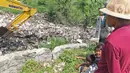 Anak-anak menyaksikan ekskavator mengeruk sampah yang memenuhi Kali Busa di Tambun Utara, Kabupaten Bekasi, Jawa Barat, Jumat (10/9/2021). Pengerukan sampah ditargetkan selesai selama dua hari dan selanjutnya dipindahkan ke TPA Burangkeng. (Liputan6.com/Herman Zakharia)