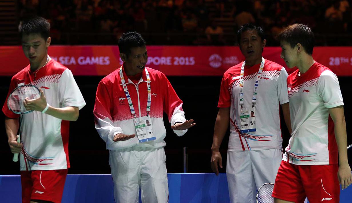 Pelatih bulutangkis putra Indonesia, Chafidz Yusuf dan Nova Widianto, memberi arahan kepada pasangan ganda putra, Kevin S. Sukamuljo da MF. Gideon. (Bola.com/Arief Bagus)