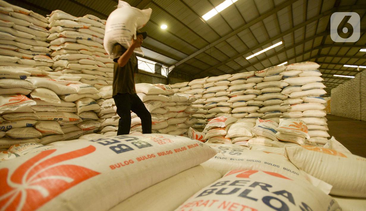 Pekerja memanggul karung beras Bulog di kawasan Kelapa Gading, Jakarta, Kamis (27/2/2020). Jelang Ramadan dan Idul Fitri 2020 Perusahaan Umum Badan Urusan Logistik atau Perum Bulog siap mengamankan pasokan beras di seluruh wilayah Indonesia mencapai 1,7 juta ton. (merdeka.com/Imam Buhori)
