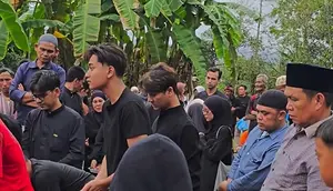 Kakek Meninggal Dunia, Lesti Tak Kuasa Menahan Tangis di Pemakaman