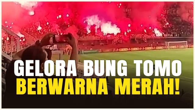 Laga Persebaya Surabaya vs Bali United sempat tertunda beberapa saat akibat aksi para Bonek yang menyalakan flare di Stadion Gelora Bung Tomo, Surabaya, Jumat (23/5/2025) malam WIB.