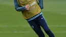 Gelandang Chelsea, Jorginho tertawa saat mengikuti sesi latihan tim di Stoke D'Abernon, London (8/5/2019). Chelsea akan bertanding melawan Eintracht Frankfurt pada leg kedua babak semifinal Liga Europa di stadion Stamford Bridge. (AFP Photo/Ben Stansall)