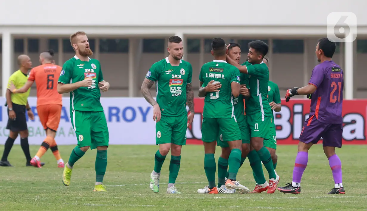 Para pemain PSS Sleman merayakan gol yang dicetak oleh Irfan bachdim saat melawan Persiraja Banda Aceh pada laga BRI Liga 1 di Stadion Madya, Jakarta, Sabtu (11/2021). Persiraja Banda Aceh menang tipis atas PSS Sleman 3-2. (Bola.Com/M Iqbal Ichsan)