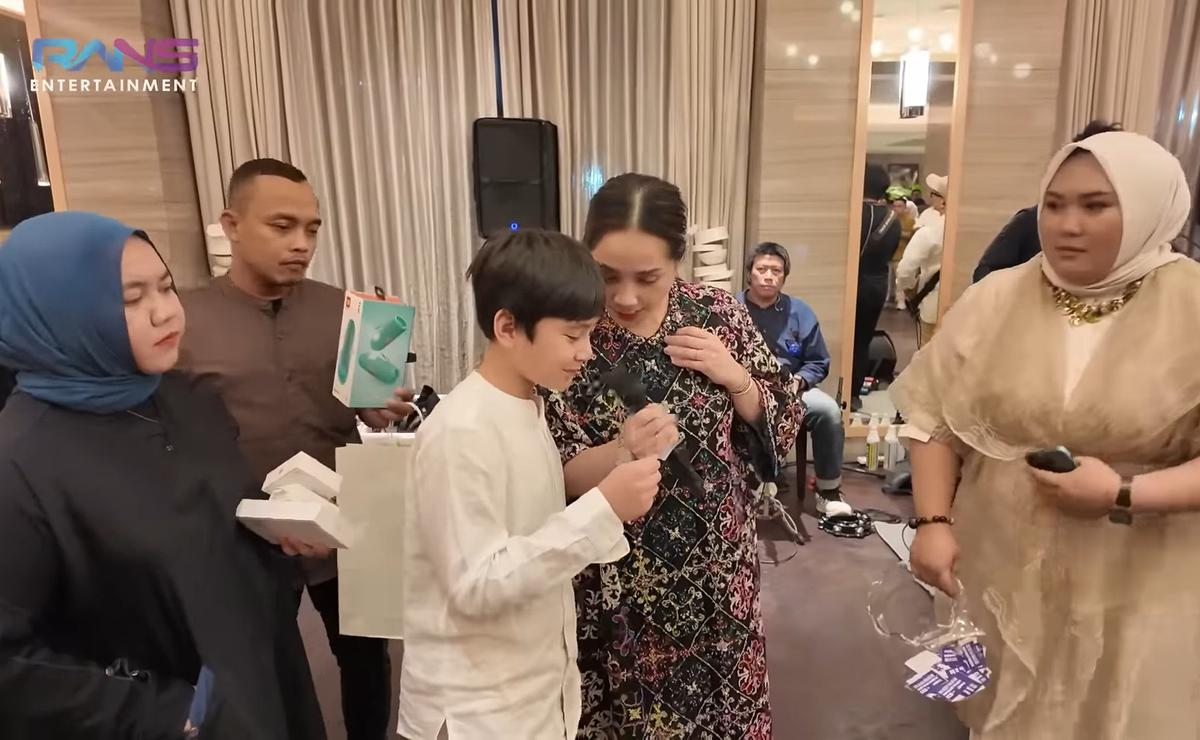 Nagita Slavina Kaget Rafathar Menang Undian Doorprize THR Untuk Karyawan Rans, Apa Hadiahnya?