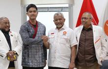 FOTO: Senyum Kaesang Jabat Tangan dengan Presiden PKS Ahmad Syaikhu Saat Silaturahmi Antar Partai Politik di Markas PKS