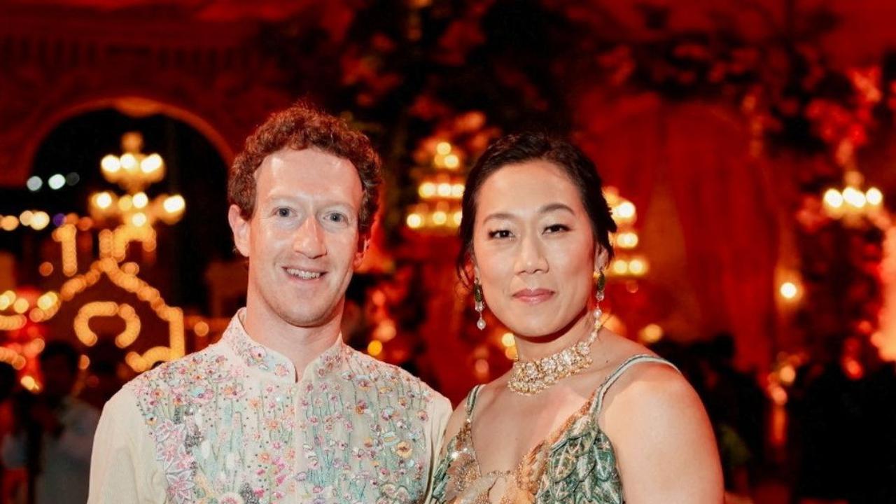 CEO Meta Mark Zuckerberg dan istrinya Priscilla Chan berpose saat menghadiri perayaan pranikah Anant Ambani, putra Mukesh Ambani, Ketua Reliance Industries, dan Radhika Merchant, putri industrialis Viren Merchant di Jamnagar, Gujarat, India.