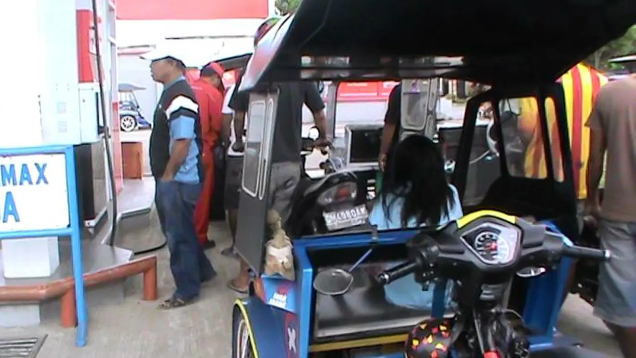 Becak motor atau bentor ikut mengantri di jalur pengisian bahan bakar Pertamax.