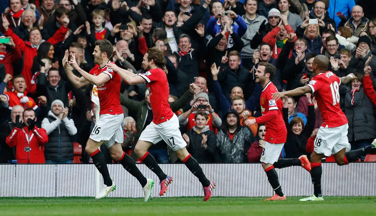 Gelandang Manchester United, Michael Carrick merayakan gol bersama rekan setimnya usai mencetak gol saat Laga Liga Premier Inggris di Stadion Old Trafford, Inggris(15/3/15). Manchester United menang 3-0 atas Tottenham Hotspur. (Reuters/Craig Brough)