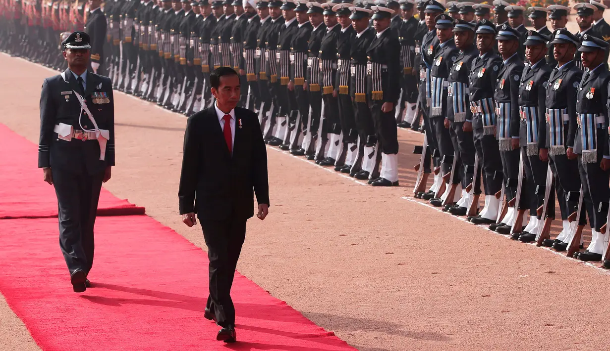 Presiden Joko Widodo (Jokowi) disambut upacara kenegaraan setibanya di Istana Rashtrapati Bhavan, New Delhi, Senin (12/12). Kunjungan kenegaraan Jokowi ke India sekaligus membalas kunjungan kenegaraan PM India pada tahun 2013 . (REUTERS/Adnan Abidi)