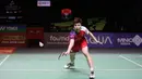 <p>Pebulu tangkis tunggal putra China, Shi Yu Qi berusaha mengembalikan bola smes saat menghadapi wakil Denmark, Anders Antonsen pada laga final turnamen bulu tangkis Indonesia Open 2024 di Istora Senayan, Jakarta, Minggu (9/6/2024). Shi Yu Qi menang rubber-game 21-9, 12-21 dan 21-14 dan memastikan merebut gelar juara. (Bola.com/M Iqbal Ichsan)</p>