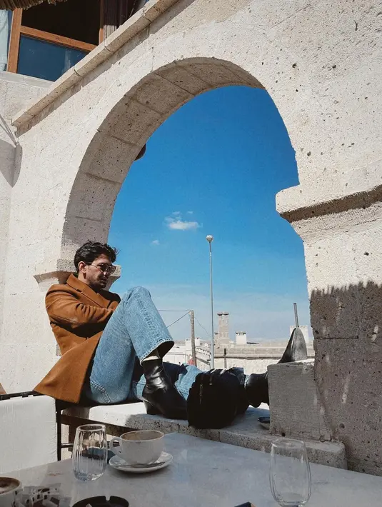 Reza Rahadian merangkul Anya Geraldine dengan gaya maskulin yang berkelas. Ia memadukan long sleeve ungu dengan blazer cokelat dan jeans serta boots hitam [@anyageraldine]