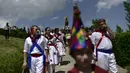 Penari ambil bagian dalam ziarah The Maidens di Sorzano, Spanyol, 15 Mei 2022. Menurut tradisi kuno, ziarah The Maidens bertujuan untuk menghormati musim semi dan kesuburan wanita. (AP Photo/Alvaro Barrientos)