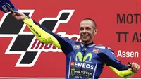 Pebalap Movistar Yamaha, Valentino Rossi, menyapa fans usai menjadi yang tercepat pada MotoGP Belanda di Sirkuit Assen, Assen, Minggu (25/6/2017). Riders asal Italia itu memiliki catatan waktu 41 menit 41,149 detik. (AFP/Vincent Jannink) 