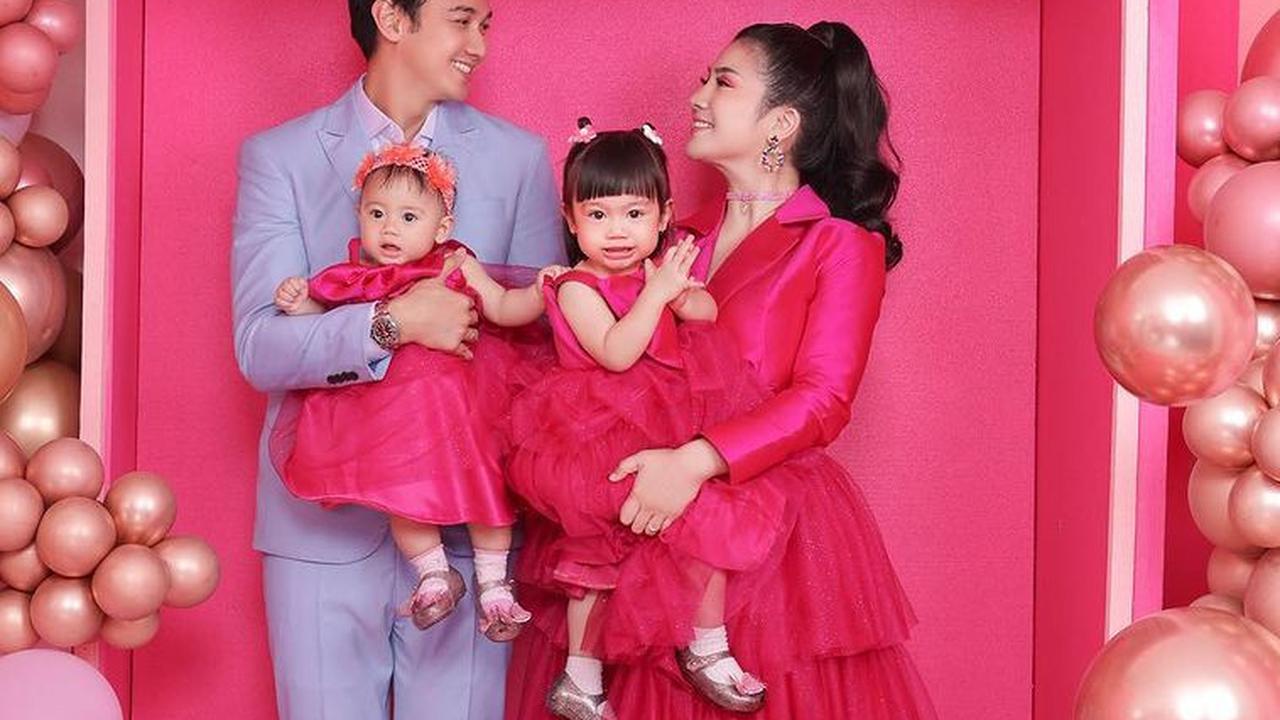Ini potret keluarga Felicya Angelista photoshoot ala Barbie.