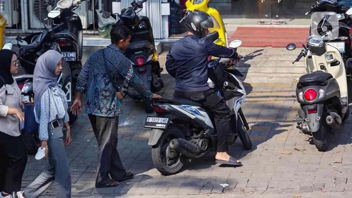 Juru Parkir Liar Kembali Marak di Minimarket Jakarta