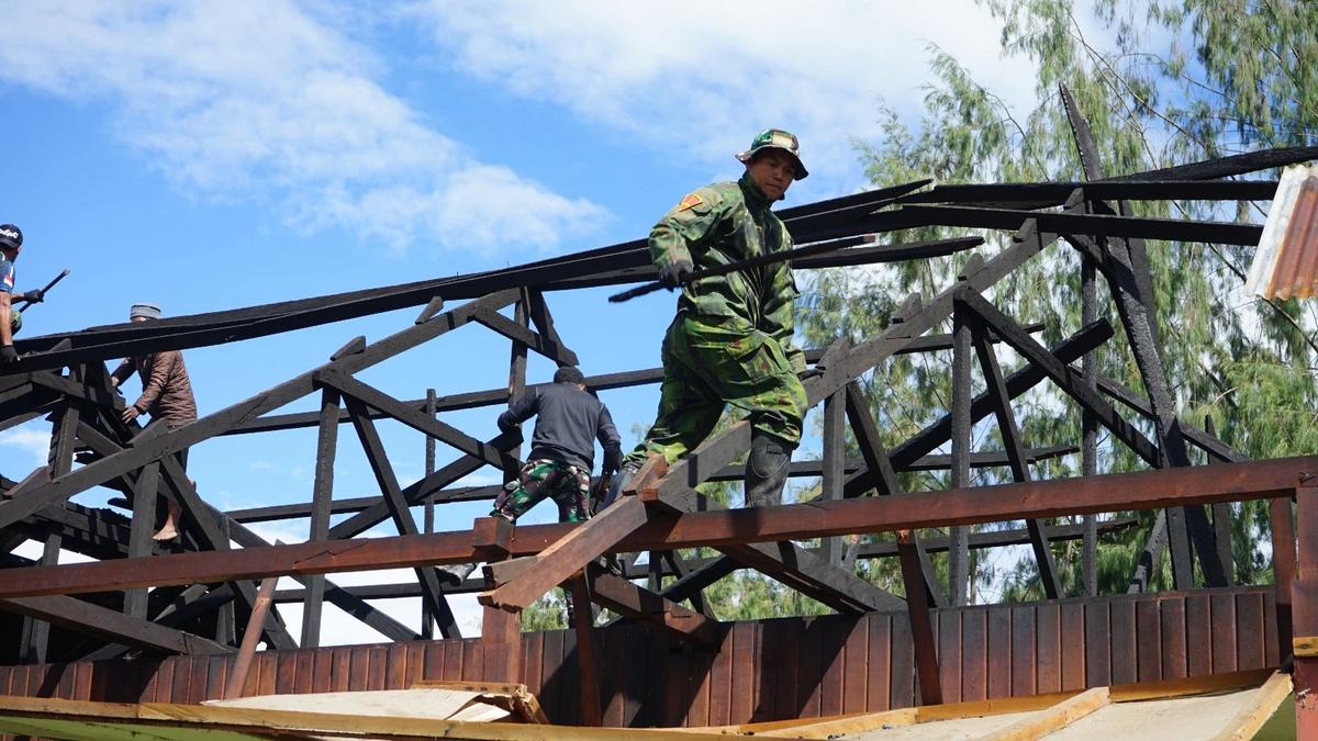 FOTO: TNI Polri dan Warga Bersihkan Kompleks YAPIS Deiyai Usai Pembakaran