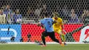 Striker Timnas Uruguay, Luis Suarez mecetak gol penyeimbang 2-2 ke gawang Timnas Kanada pada laga perebutan tempat ketiga Copa America 2024 di Bank of America Stadium, Charlotte, Amerika Serikat, Minggu (14/7/2024) pagi WIB. (AP Photo/Nell Redmond)