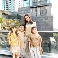 Potret Dhena Devanka dengan ketiga anaknya (Instagram/dhenaaldhaliadevanka).