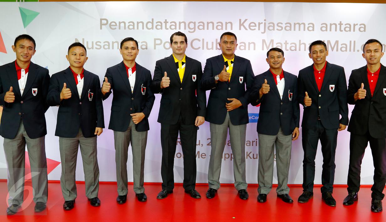 Sejumlah Atlet Polo berpose saat mengunjungi MatahariMall.com, Jakarta, Rabu (27/1/2016). MatahariMall.com memberikan 12 kuda untuk Nusantara Polo Club sebagai bentuk dukungan untuk olahraga Polo (Liputan6.com/Fery Pradolo)