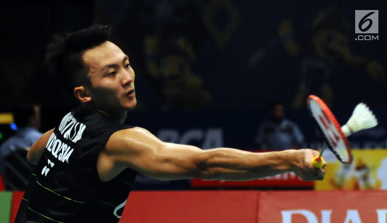 Pebulutangkis Indonesia, Ihsan Maulana Mustofa berusaha mengembalikan kok ke arah pemain Hongkong, Wei Nan di kualifikasi Indonesia Open 2017 di Jakarta Convention Centre, Senin (12/6). Ihsan kalah 21-15, 18-21. 13-21. (Liputan6.com/Helmi Fithriansyah)